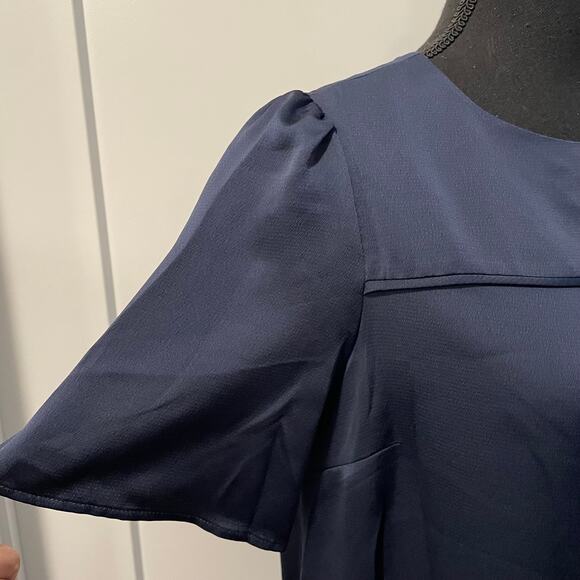 J. Crew 365 women's blouse size 4 short sleeves navy blue key hole back relax - Picture 2 of 4